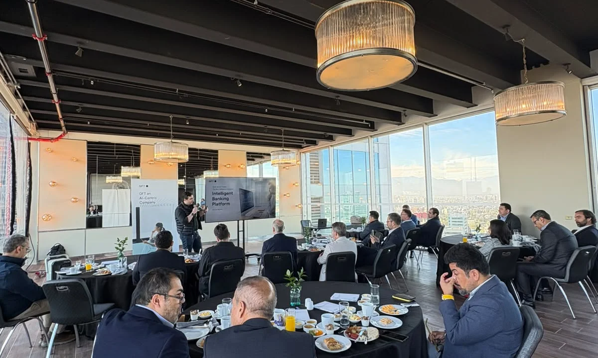 Asistentes durante una presentación del evento AI-Powered Legacy Modernization en Santiago de Chile.