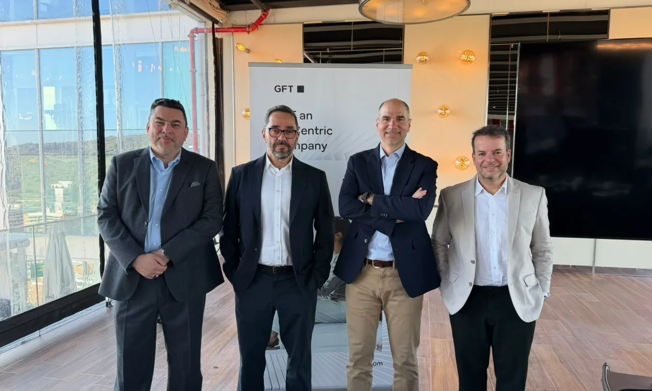 Cuatro participantes del evento AI-Powered Legacy Modernization en Santiago de Chile.