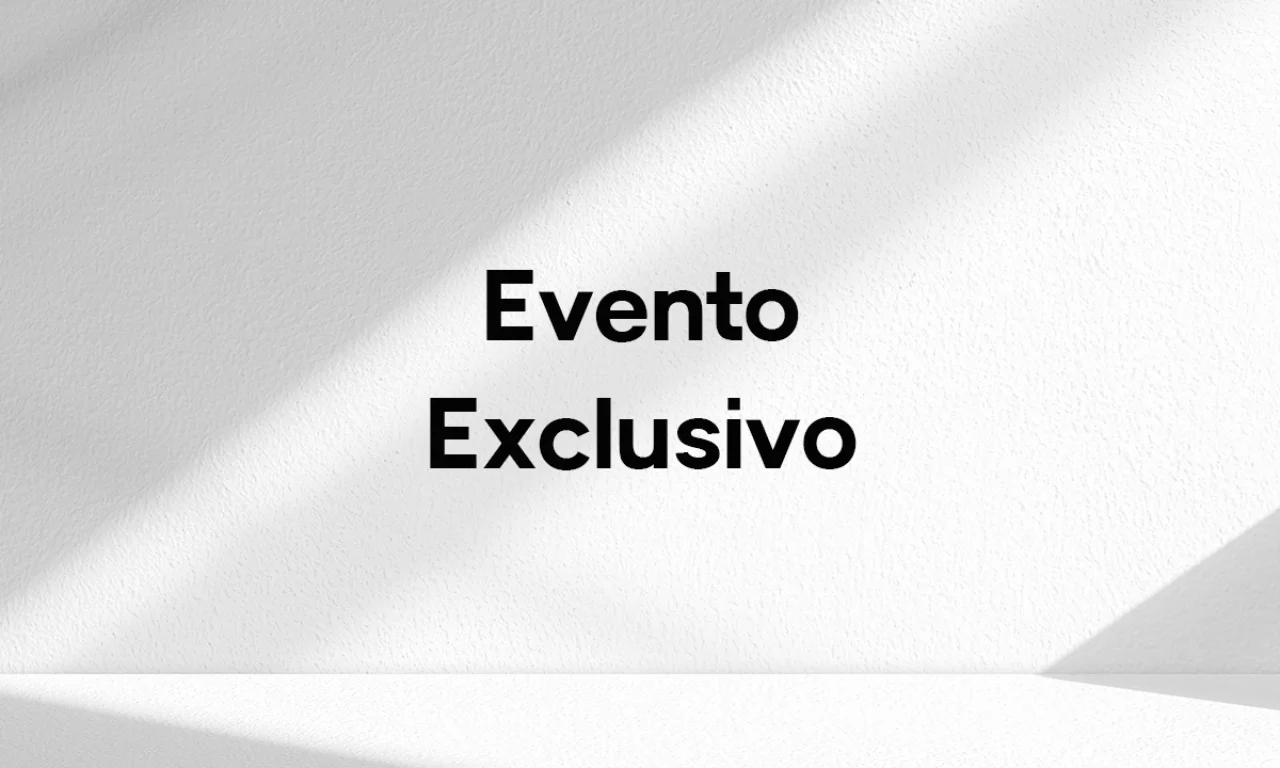 Minimalist background with the Spanish text “Evento Exclusivo” in bold black letters, representing a professional and premium occasion.