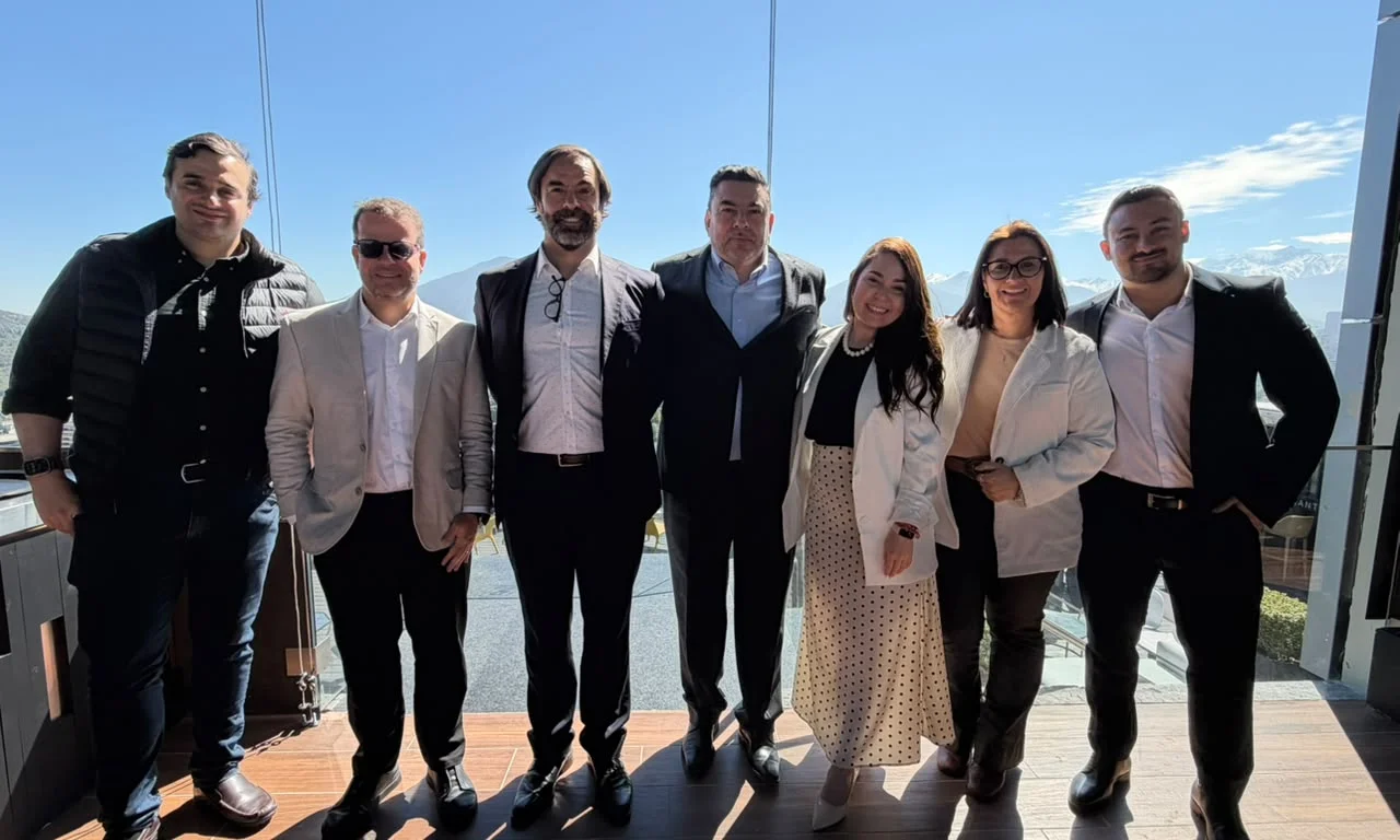 Grupo de participantes de AI-Powered Legacy Modernization posando durante el evento en Santiago de Chile.