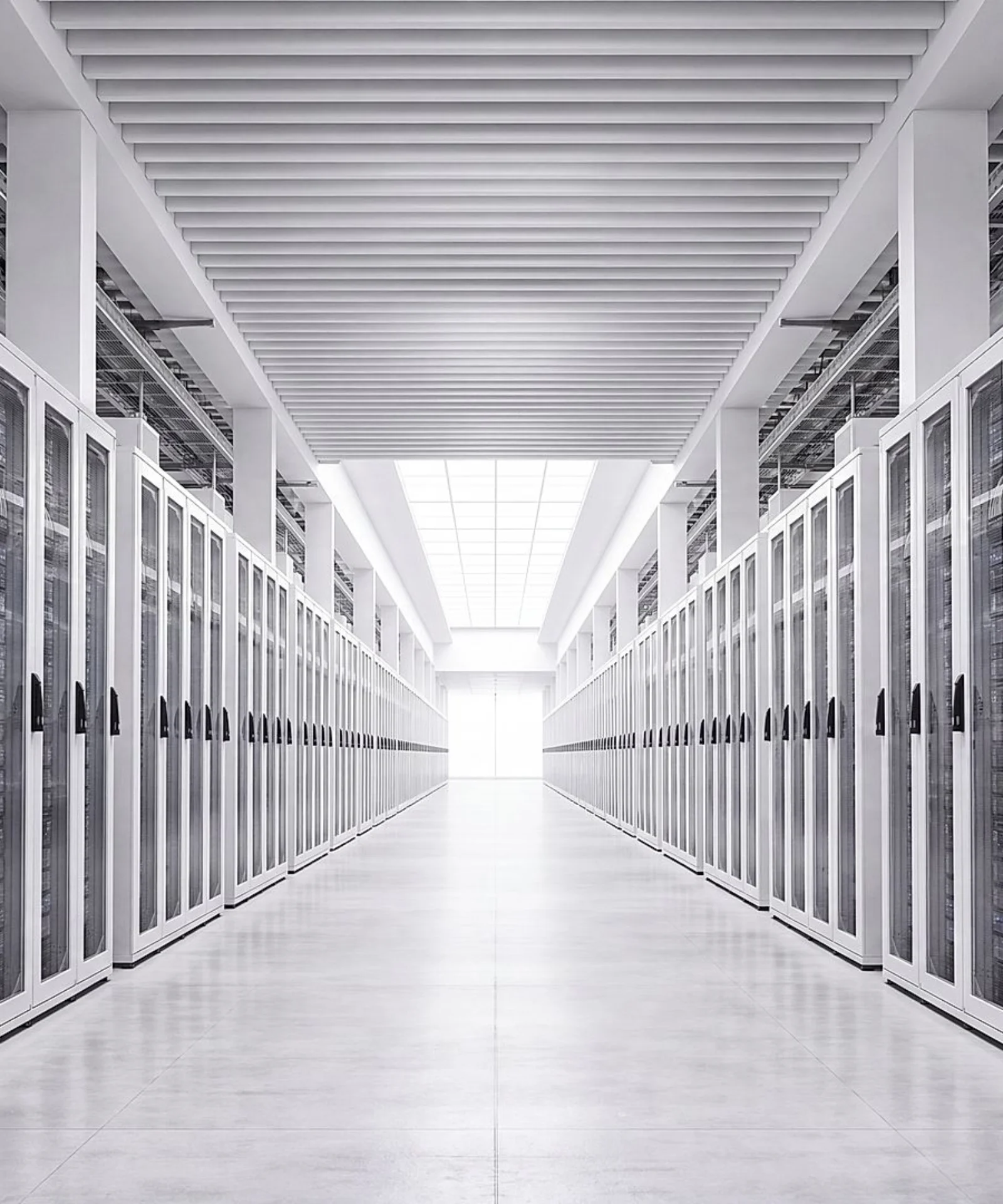 Infrastructure de centre de données d’entreprise et opérations cloud évolutives Cette image met en avant l’infrastructure des centres de données d’entreprise, les environnements compatibles cloud et les opérations numériques à haute performance. Elle illustre les fondations technologiques sécurisées et évolutives qui soutiennent la transformation numérique, la continuité des activités et l’innovation fondée sur les données.