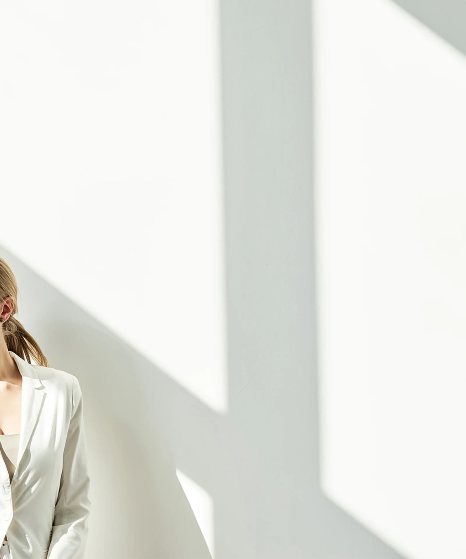 Professional woman in bright modern workspace gft-image-mood-04.jpg