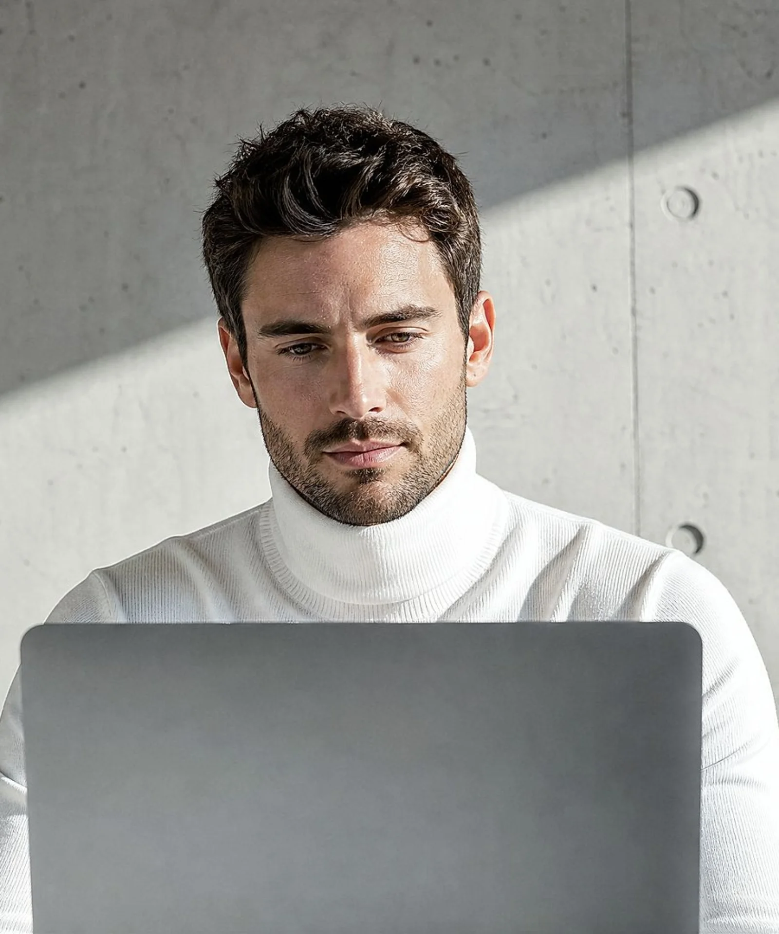 Produtividade digital e trabalho focado em ambientes corporativos modernos Esta imagem destaca produtividade digital, ambientes de trabalho modernos e operações empresariais apoiadas por tecnologia. Demonstra como profissionais utilizam ferramentas conectadas e soluções digitais para aumentar eficiência, colaboração e desempenho dos negócios.