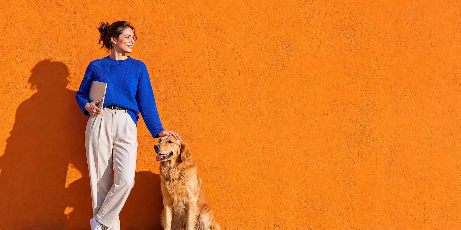 Jovens mulheres em pé com um cão sobre um fundo colorido. Jovens mulheres em pé com um cão sobre um fundo colorido.