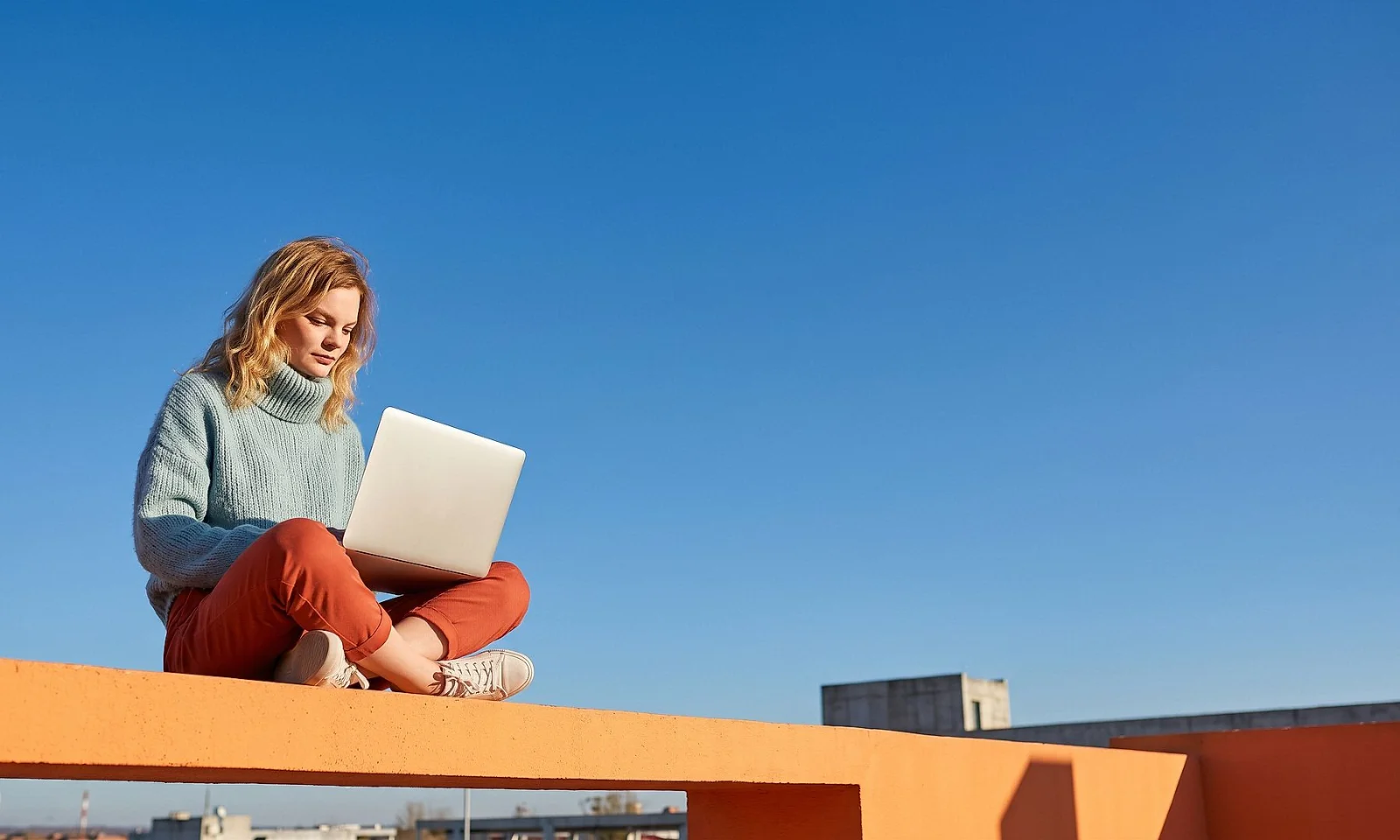 Donna professionista sicura di sé con un laptop, a rappresentare la leadership dirigenziale. Donna professionista sicura di sé con un laptop, a rappresentare la leadership dirigenziale.