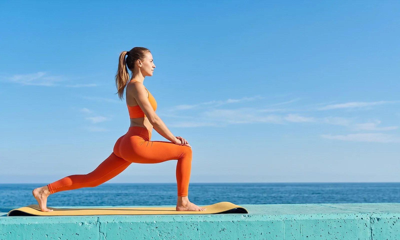 Une femme professionnelle portant un hijab s'exprimant avec assurance devant un public, symbolisant la diversité et l'inclusion sur le lieu de travail. Une femme pratiquant le yoga face à l’océan, représentant la concentration et la réflexion objective.