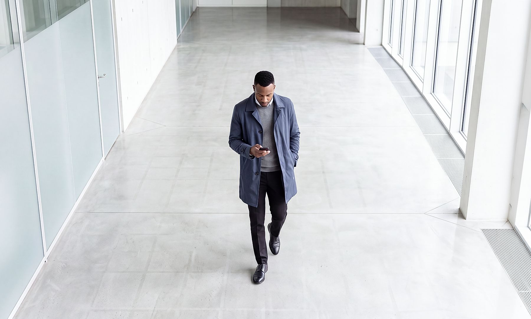 Solutions pour la main-d’œuvre mobile et agilité numérique des entreprises Cette image met en avant le travail mobile, la connectivité numérique en temps réel et les technologies d’entreprise modernes. Elle illustre comment les organisations améliorent la productivité, la flexibilité et la transformation numérique grâce aux solutions mobiles.