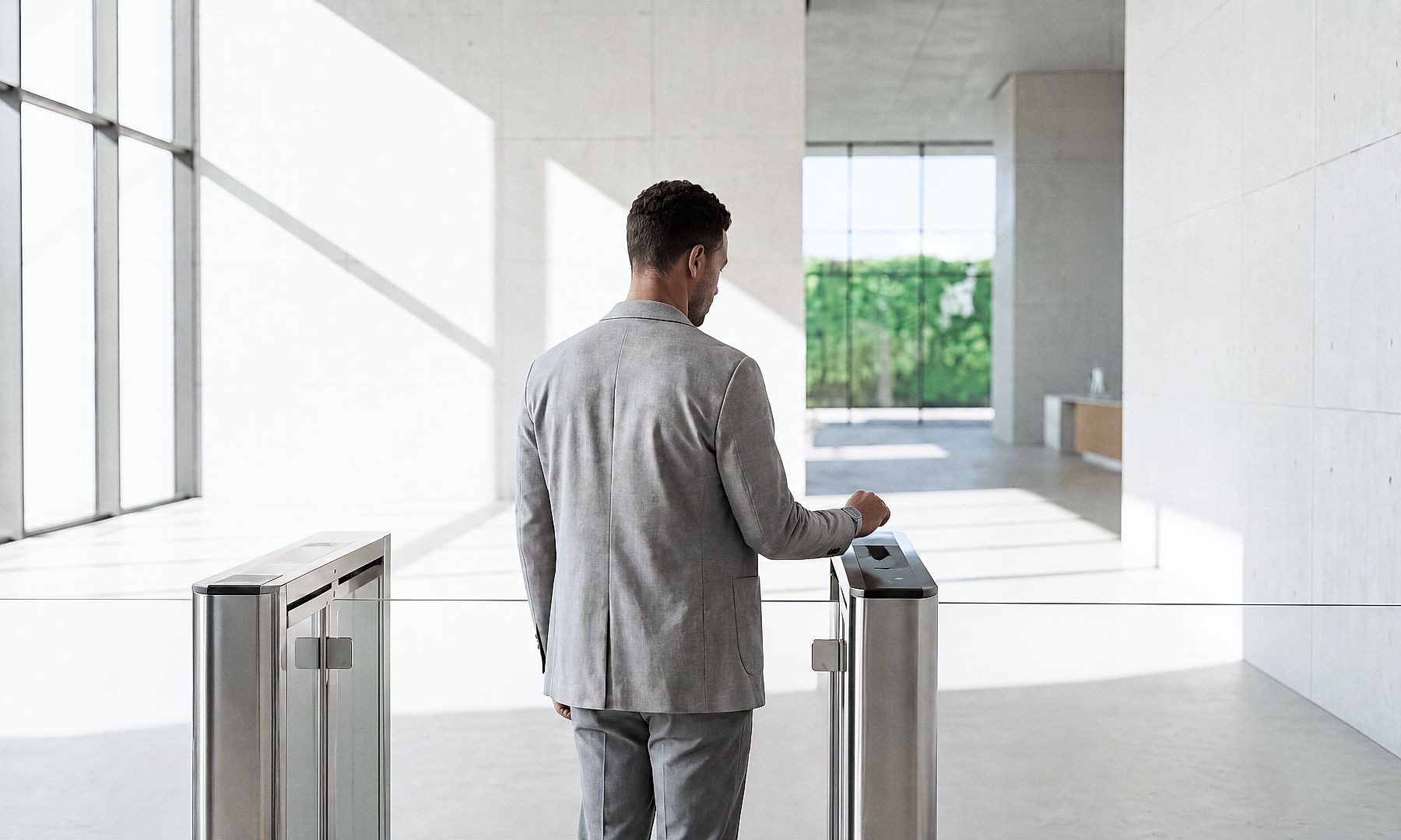 Controle de acesso seguro e soluções inteligentes de entrada no ambiente de trabalho Esta imagem destaca controle de acesso seguro, soluções inteligentes de entrada e gerenciamento digital de identidade. Demonstra como organizações utilizam autenticação sem contato, sistemas de segurança conectados e tecnologias modernas para aumentar segurança e eficiência.