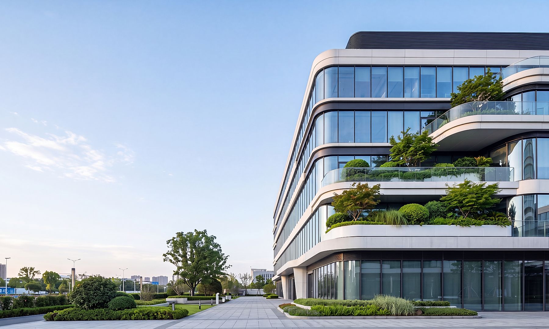Esta imagem destaca arquitetura corporativa sustentável, design de edifícios verdes e ambientes empresariais preparados para o futuro. A combinação de construção moderna, terraços ajardinados e eficiência arquitetônica reflete inovação, resiliência e transformação empresarial de longo prazo.