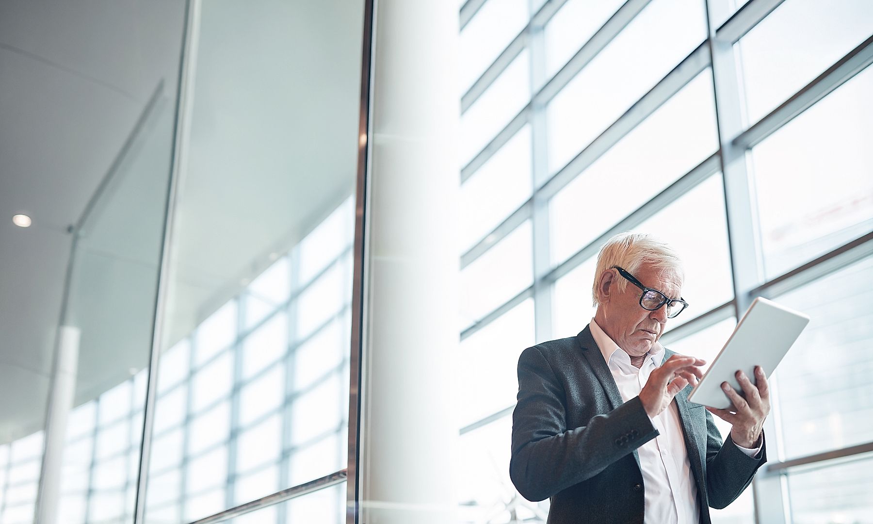 Explore how digital technologies enable business leaders to access enterprise data, streamline decision-making, and drive innovation in modern, connected workplace environments.