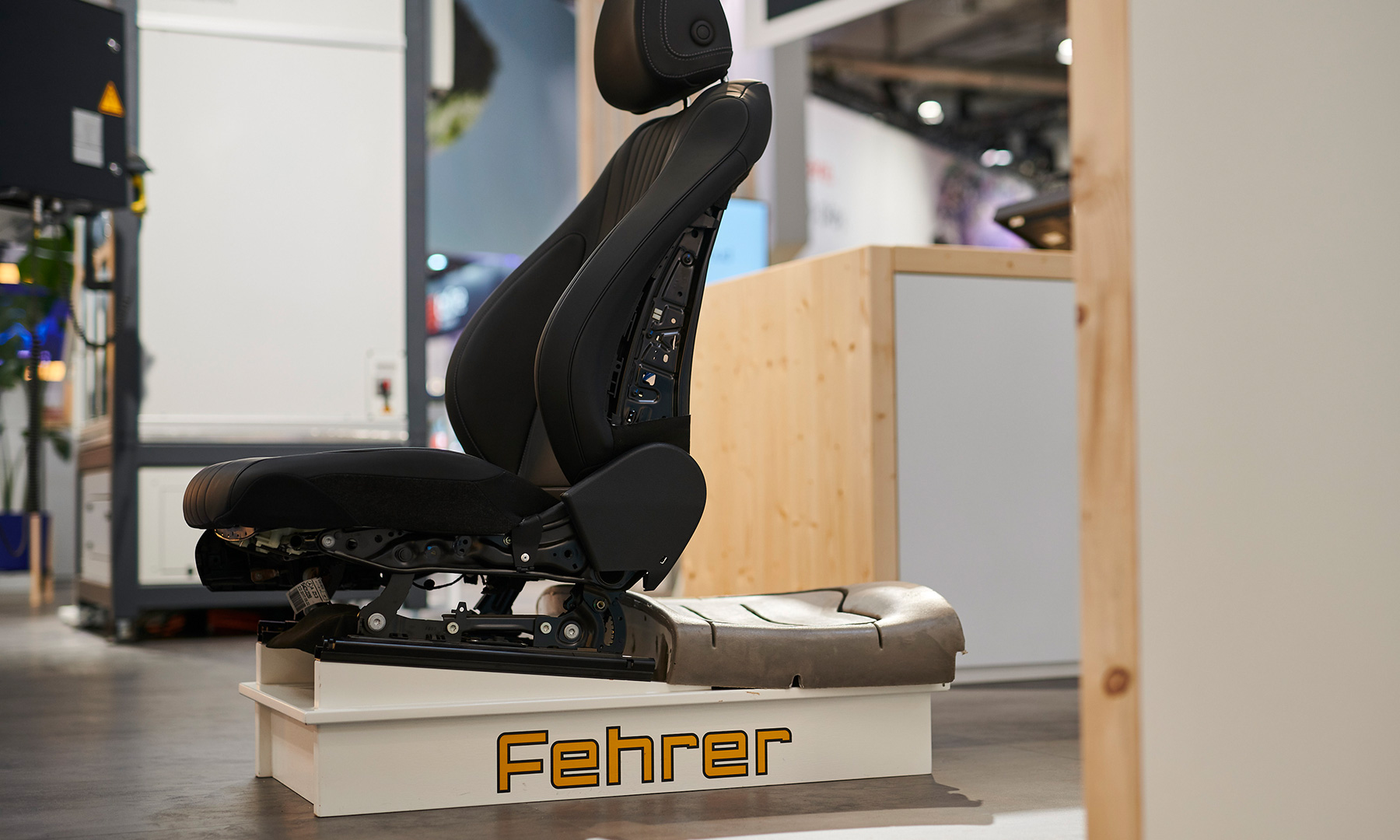 Un prototipo de un asiento de automóvil de Fehrer, exhibido en un entorno de fabricación moderno, que ilustra la innovación en la producción. gft-success-story-fehrer-01.jpg