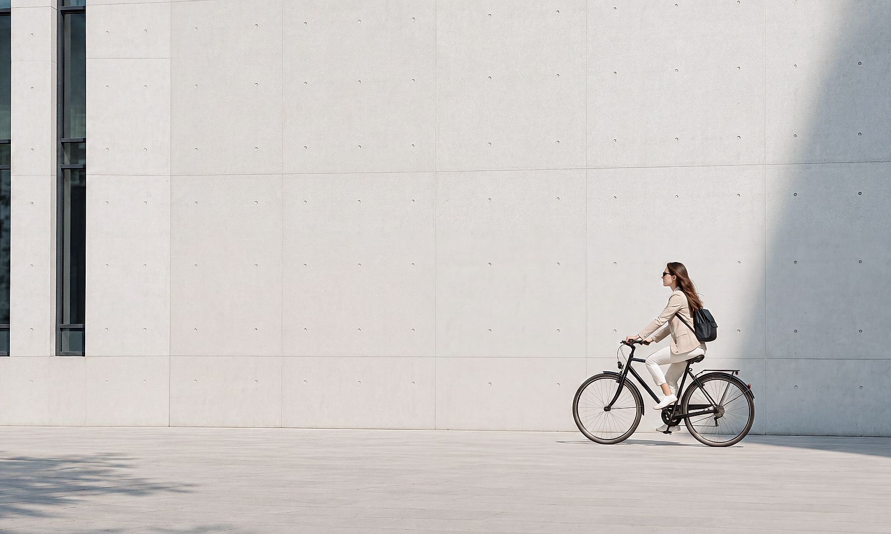 Movilidad urbana sostenible y estilos de vida digitales modernos Esta imagen destaca la movilidad urbana sostenible, la infraestructura moderna de las ciudades y el transporte respetuoso con el medio ambiente. Refleja cómo los entornos urbanos inteligentes y conectados impulsan la innovación, la sostenibilidad y una mejor calidad de vida.