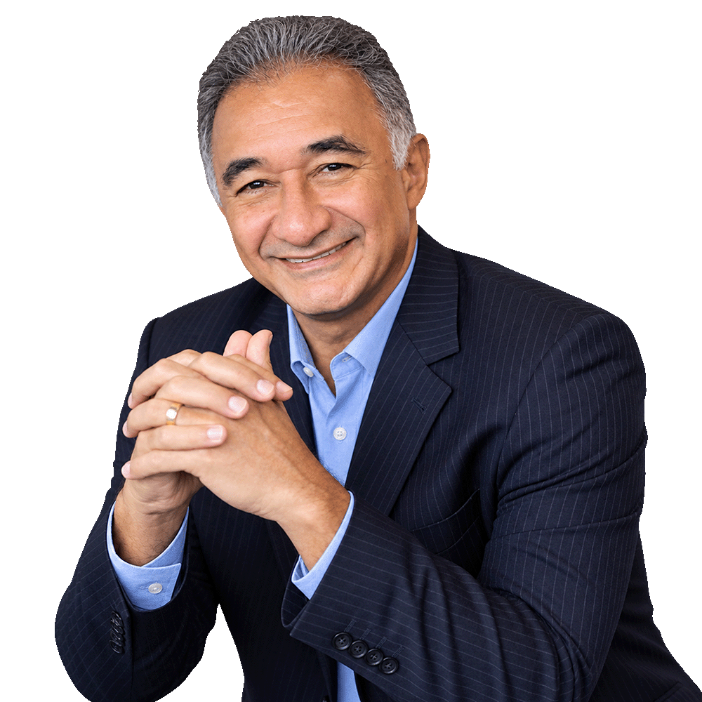 Retrato profissional de Saulo Santos, vestindo um blazer escuro e camisa azul, sorrindo com os braços cruzados.