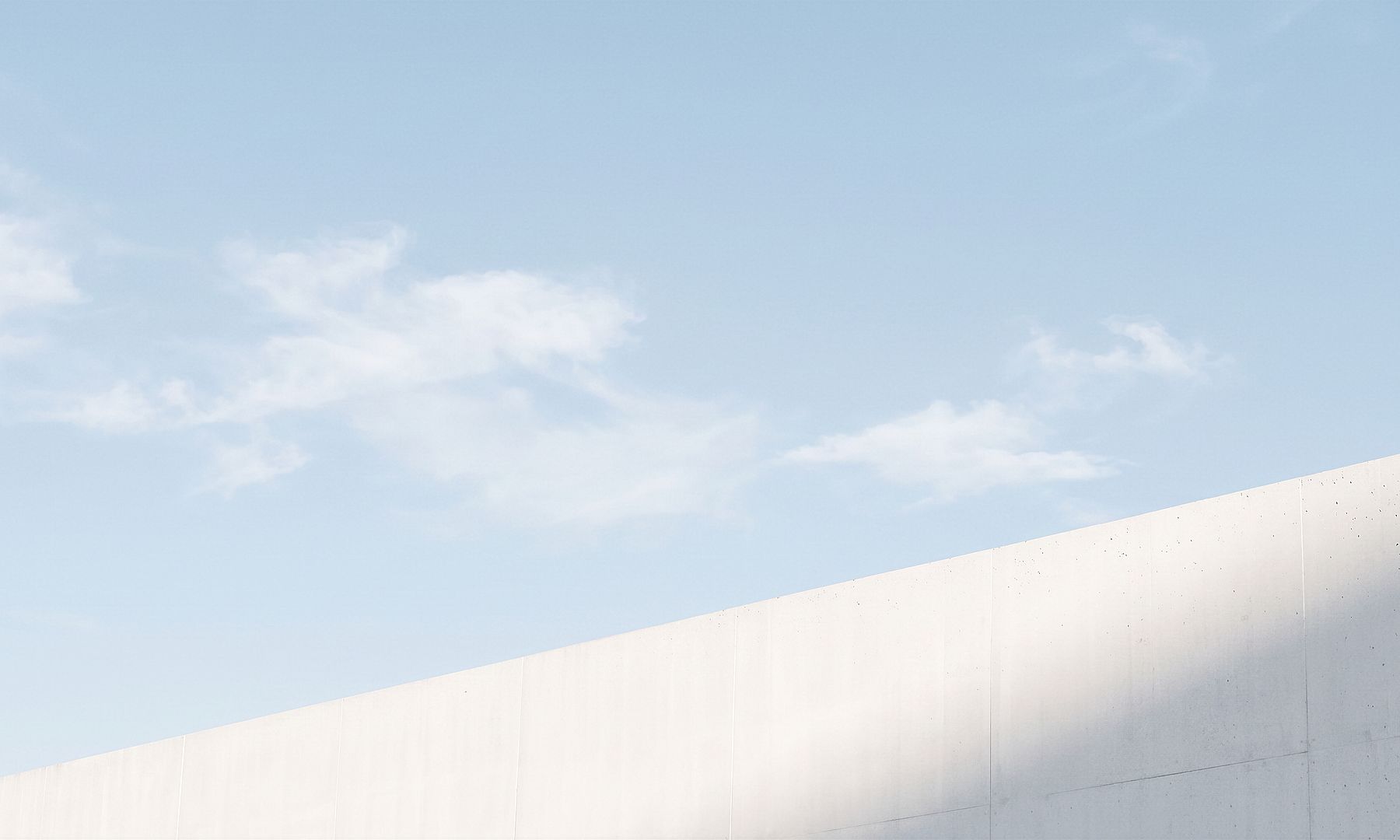 Bases tecnológicas preparadas para el futuro y el crecimiento digital Esta imagen limpia y moderna simboliza bases tecnológicas escalables, entornos habilitados para la nube e infraestructura estratégica que impulsa la transformación digital y la innovación empresarial.