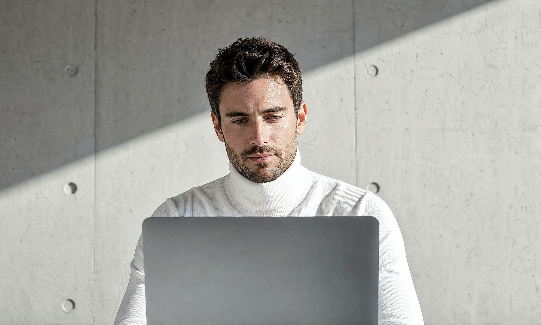 Esta imagem destaca produtividade digital, ambientes de trabalho modernos e operações empresariais apoiadas por tecnologia. Demonstra como profissionais utilizam ferramentas conectadas e soluções digitais para aumentar eficiência, colaboração e desempenho dos negócios.