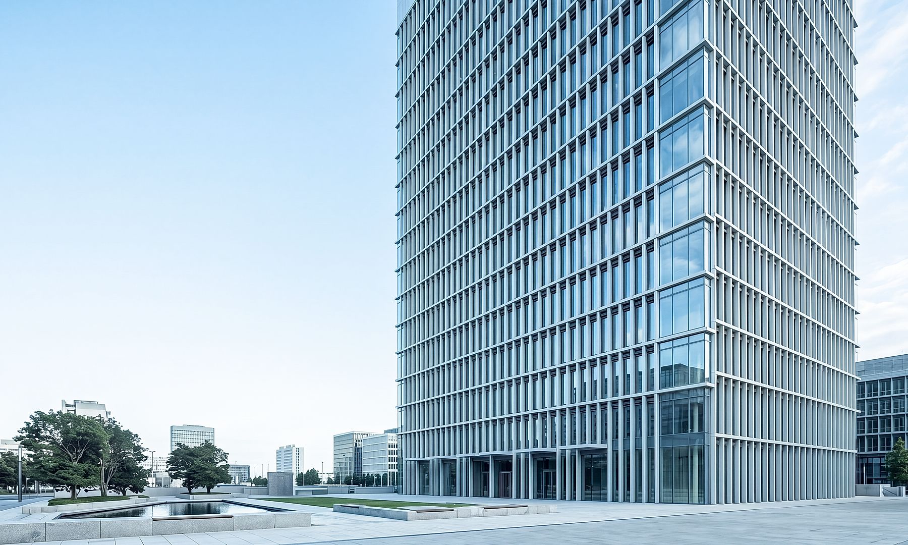 Esta imagen muestra infraestructura empresarial moderna, entornos de negocio escalables y arquitectura orientada a la innovación. El edificio corporativo refleja las bases sólidas que las organizaciones necesitan para impulsar la transformación digital, la eficiencia operativa y el crecimiento sostenible.