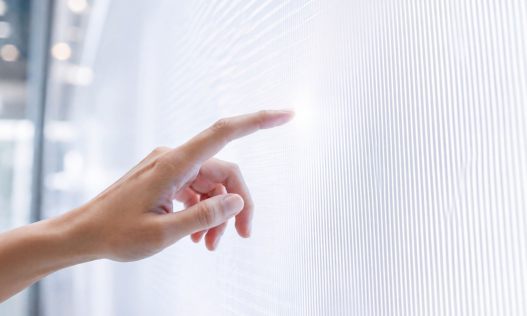 Esta imagem tecnológica moderna destaca experiências digitais intuitivas, interfaces inteligentes e inovação centrada no usuário para impulsionar a transformação digital e o engajamento dos clientes.