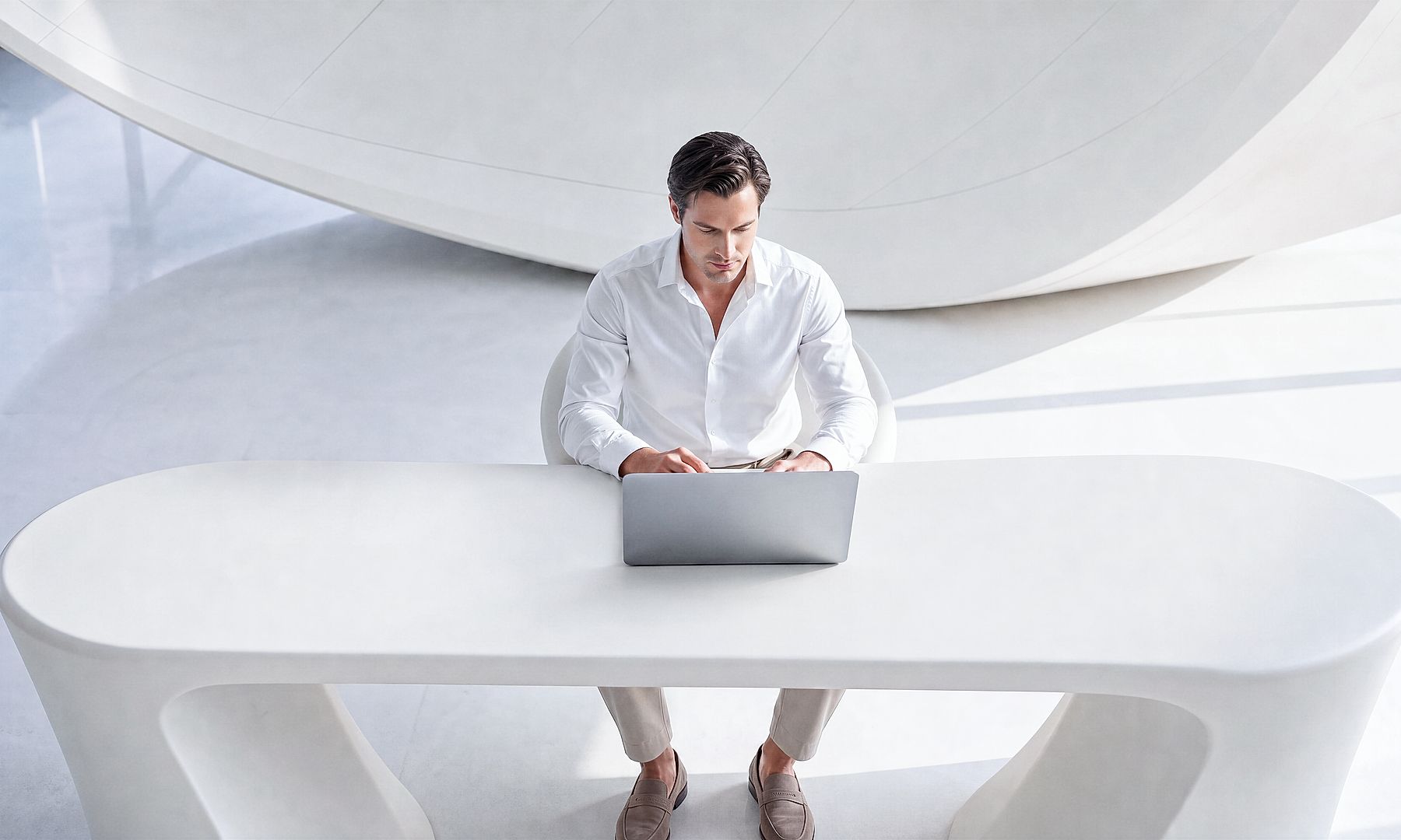 Esta imagem destaca produtividade digital, inovação no ambiente de trabalho moderno e operações empresariais apoiadas por tecnologia. Demonstra como profissionais utilizam ferramentas conectadas, ambientes flexíveis e soluções digitais para aumentar eficiência, colaboração e desempenho dos negócios.