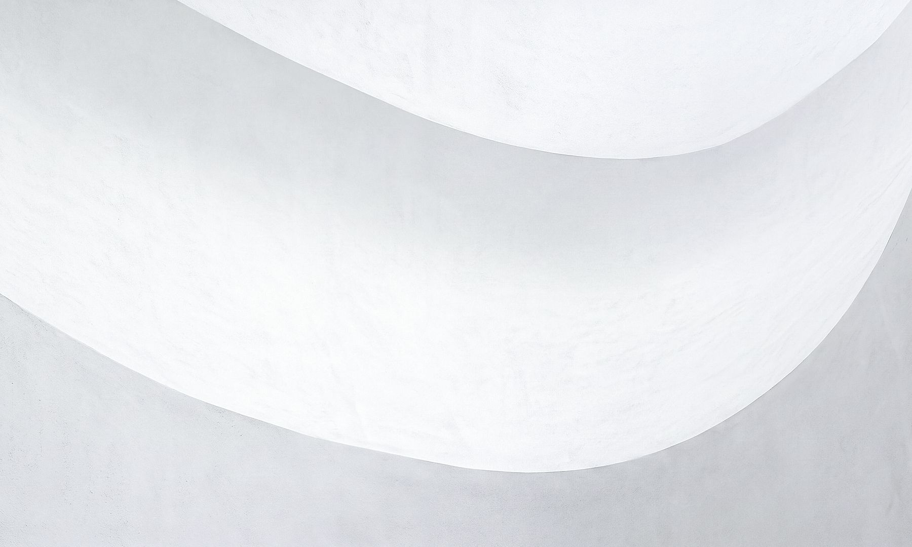 Arquitetura abstrata em branco com linhas curvas Interior arquitetônico abstrato em branco, com superfícies curvas suaves e linhas geométricas fluidas.