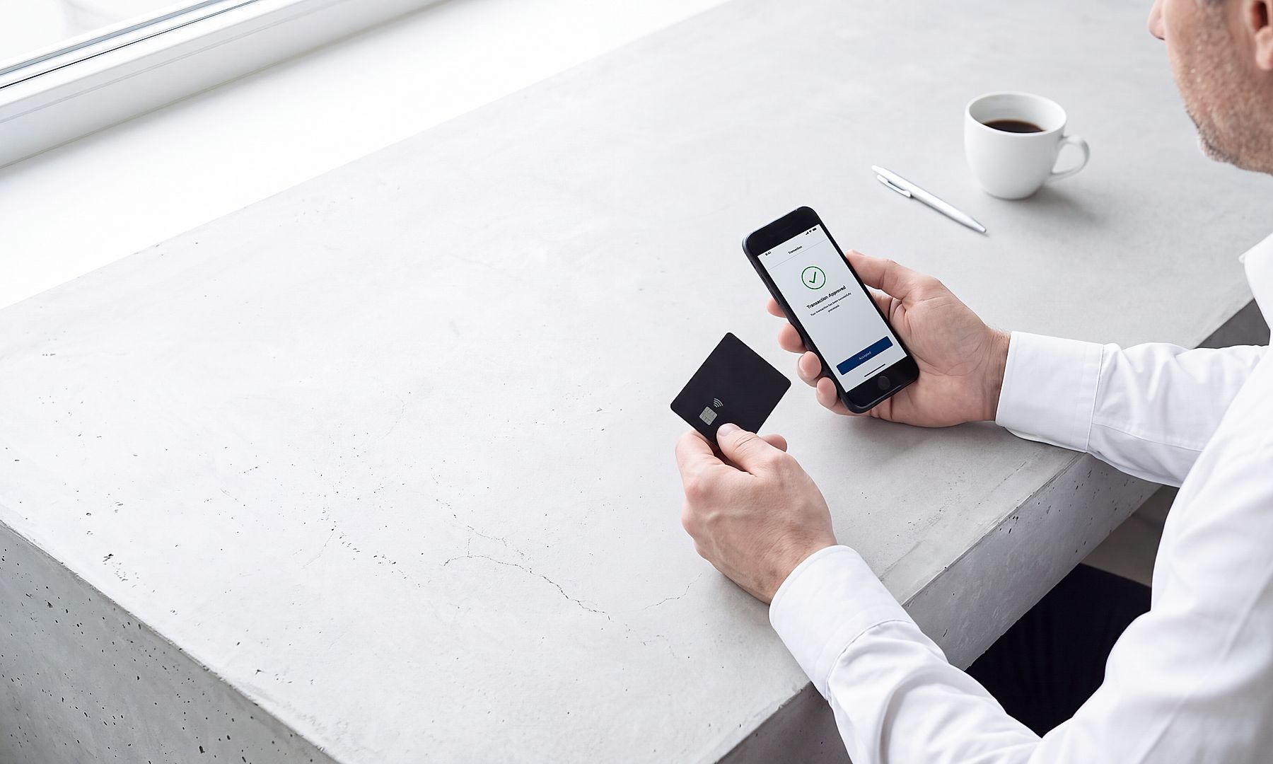  Dieses Bild zeigt sichere mobile Zahlungen, digitale Bankdienstleistungen und nahtlose Kundenerlebnisse. Es verdeutlicht, wie Finanzinstitute sichere Authentifizierung, mobile Technologien und digitale Innovationen für komfortable und vertrauenswürdige Transaktionen einsetzen.